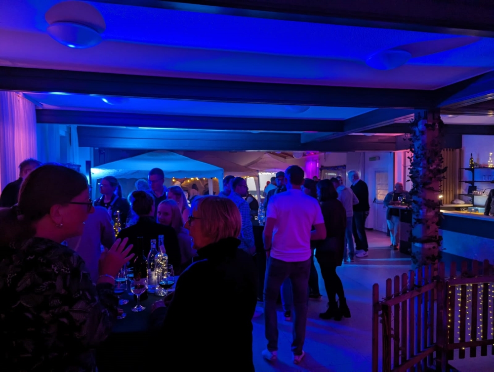 Blick in den gut gefüllten Saal in besonderem Ambiente